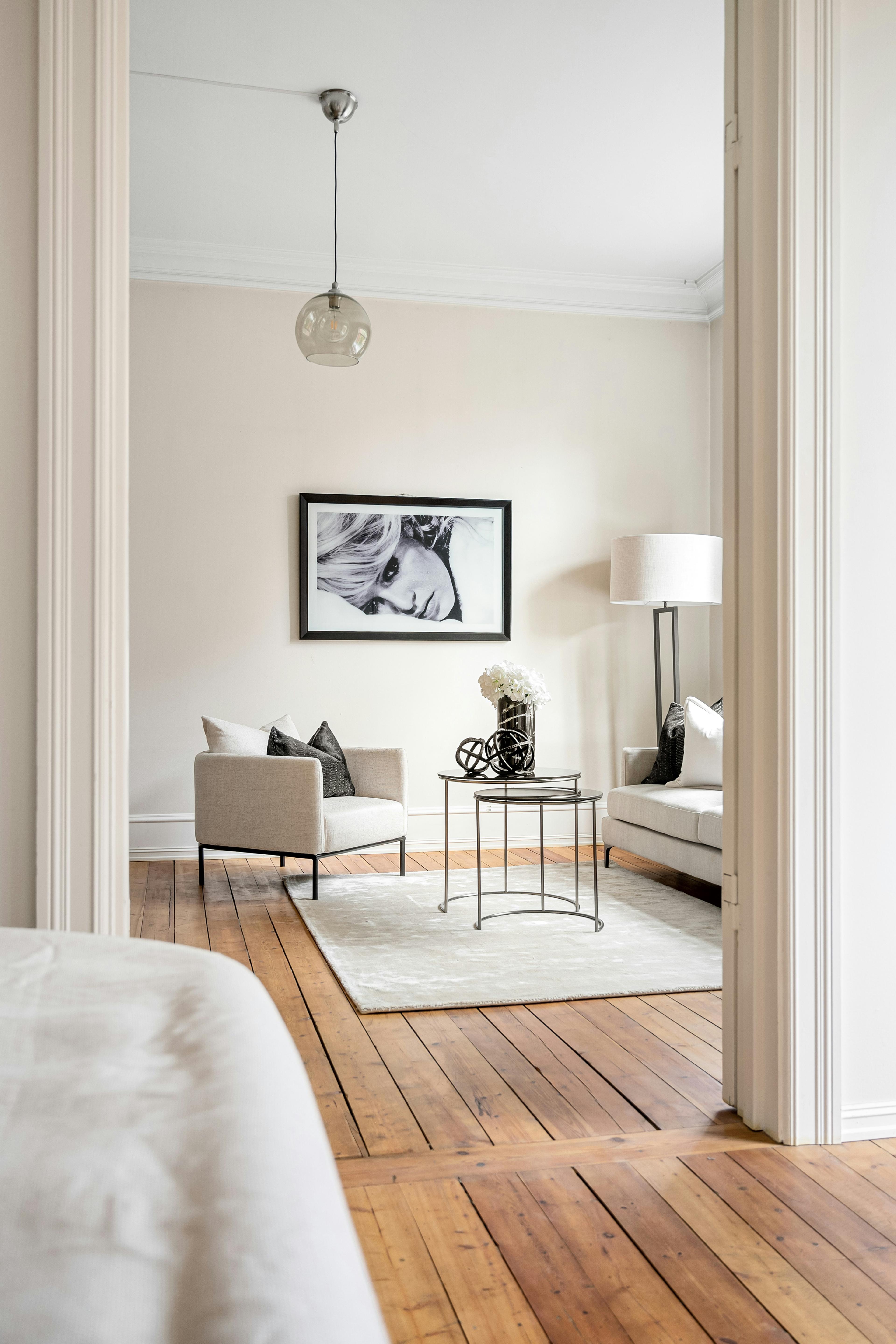 Elegantes Wohnzimmer mit natürlichem Licht für Immobilienfotografie